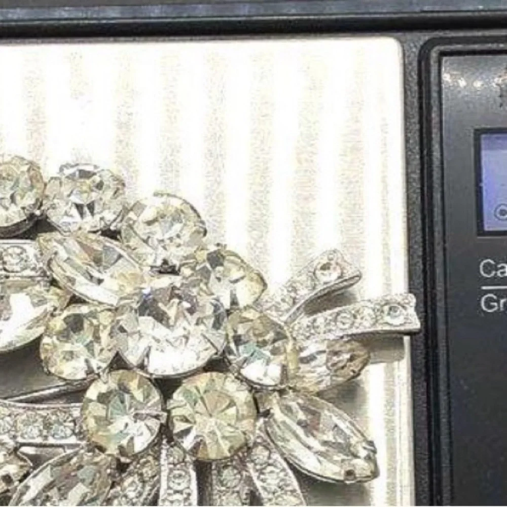 Elegant vintage Eisenberg Ice floral motif Brooch in Silver